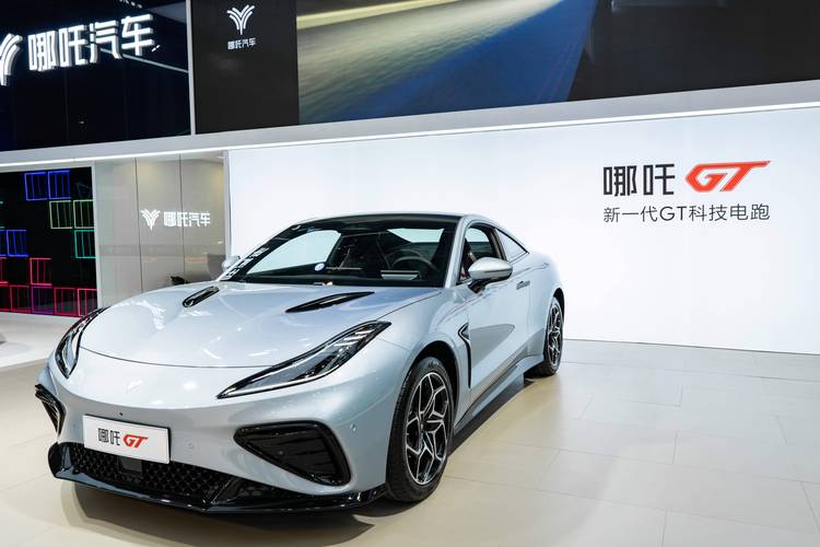 深圳283哪吒汽车在智能汽车领域的表现，领途汽车在新能源汽车市场中的影响力